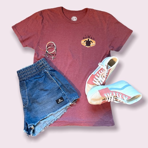 The Duck Company Tops - Soft and cozy Maui Hawaii t-shirt